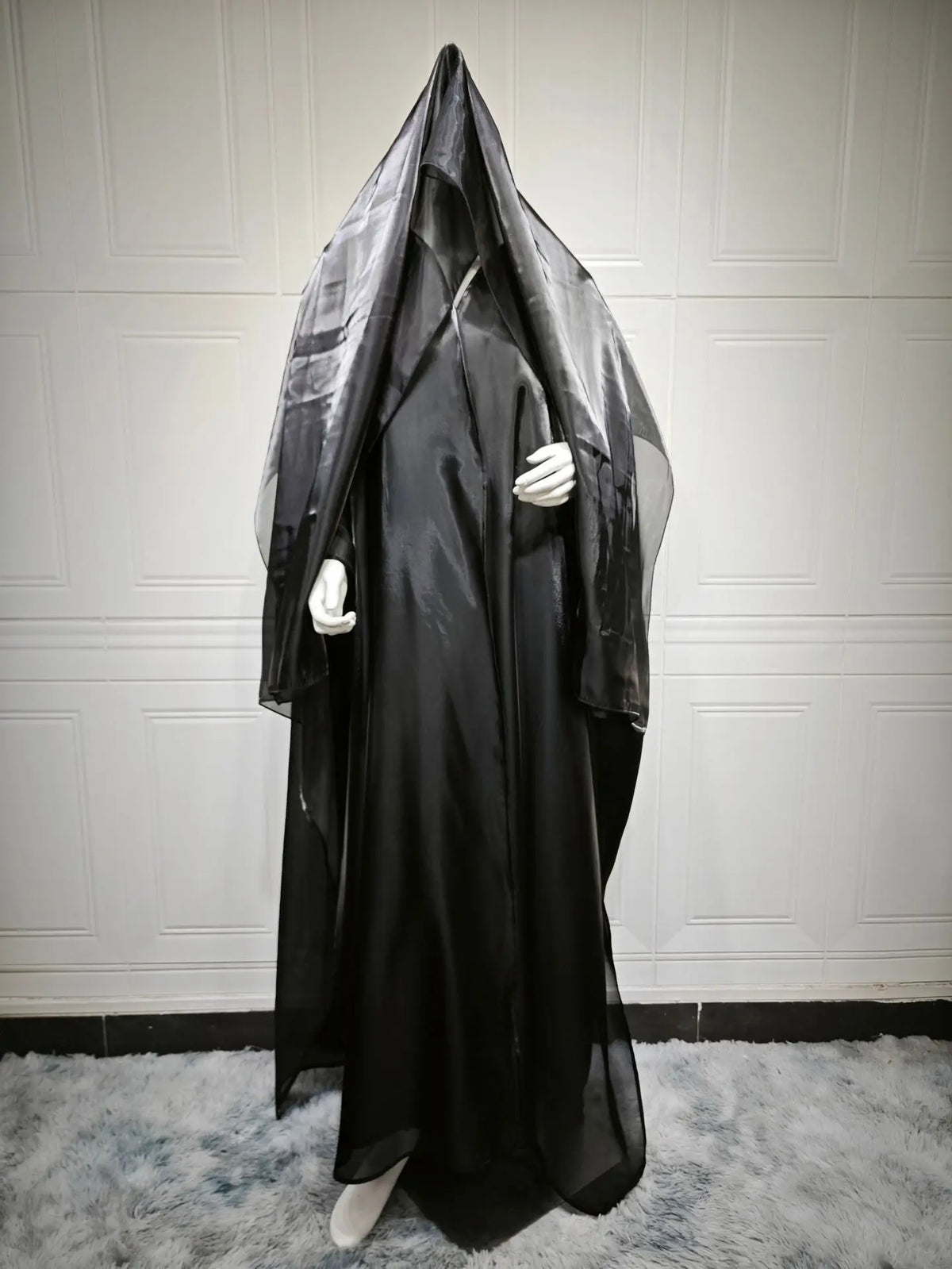 Satin-abaya med matchende hijab — åben front