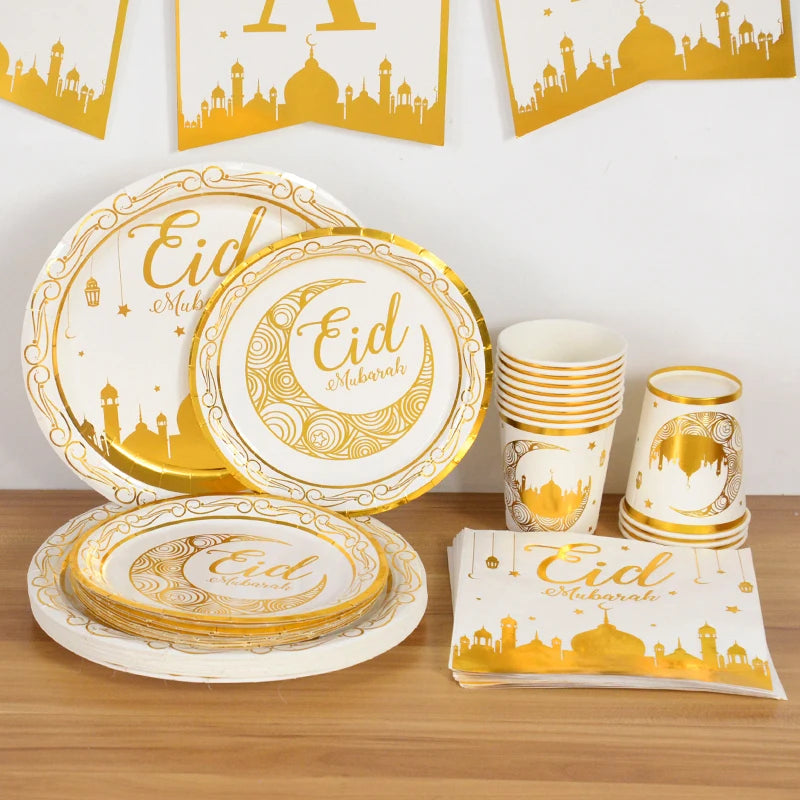 Eid Mubarak-festservice — hvide og gyldne tallerkener, krus og pynt