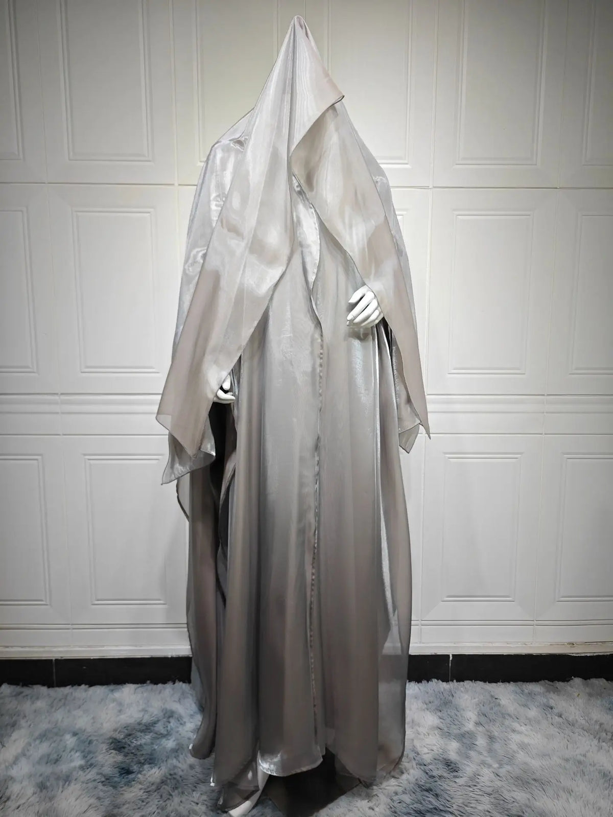 Satin-abaya med matchende hijab — åben front