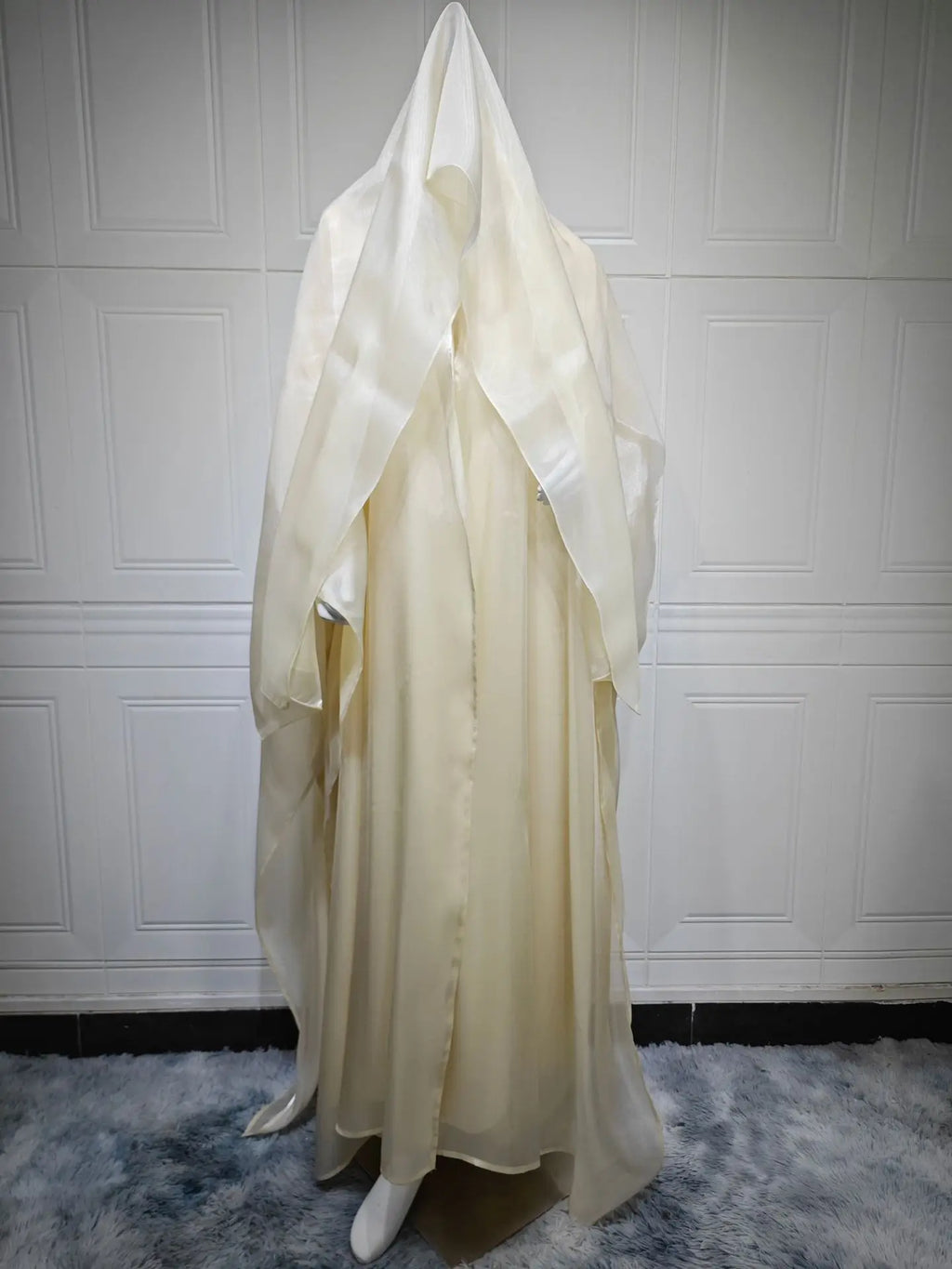 Satin-abaya med matchende hijab — åben front