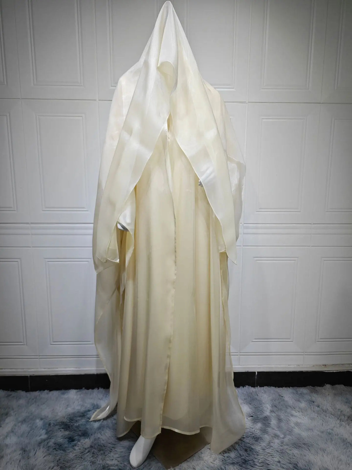 Satin-abaya med matchende hijab — åben front