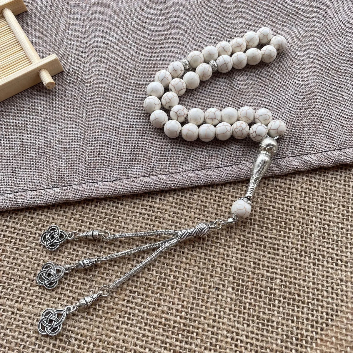 Tasbih med glasperler — 33 perler og guldkvast